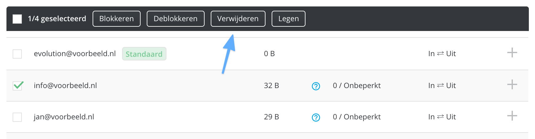 Selecteer de op te schonen accounts en klik op 'Legen'.